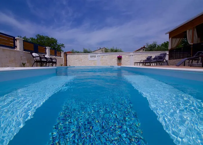 Tomica With Pool Апартаменты *